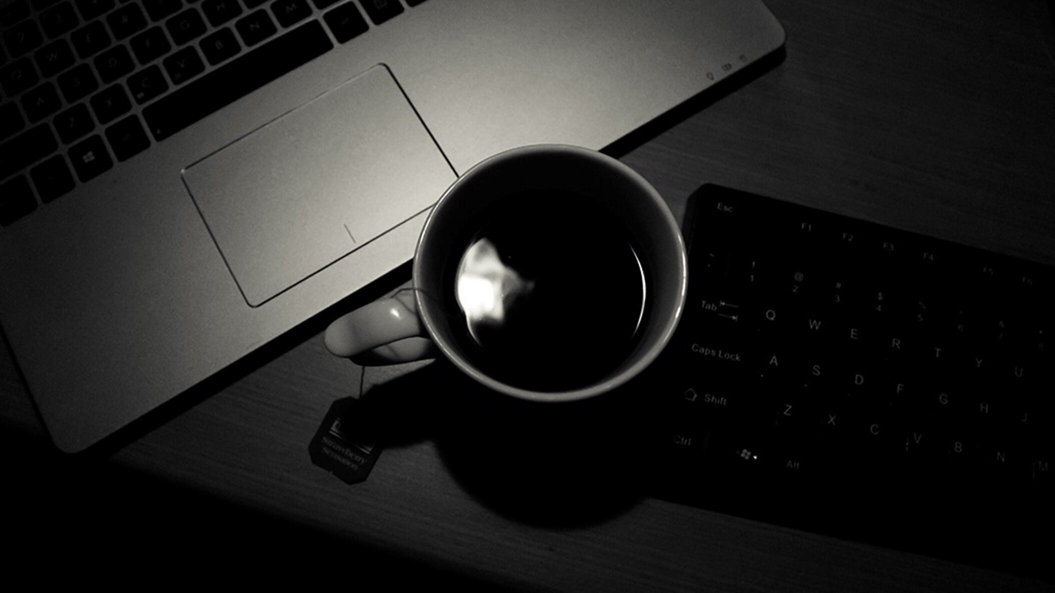 黑色笔记本咖啡杯键盘PPT背景图片